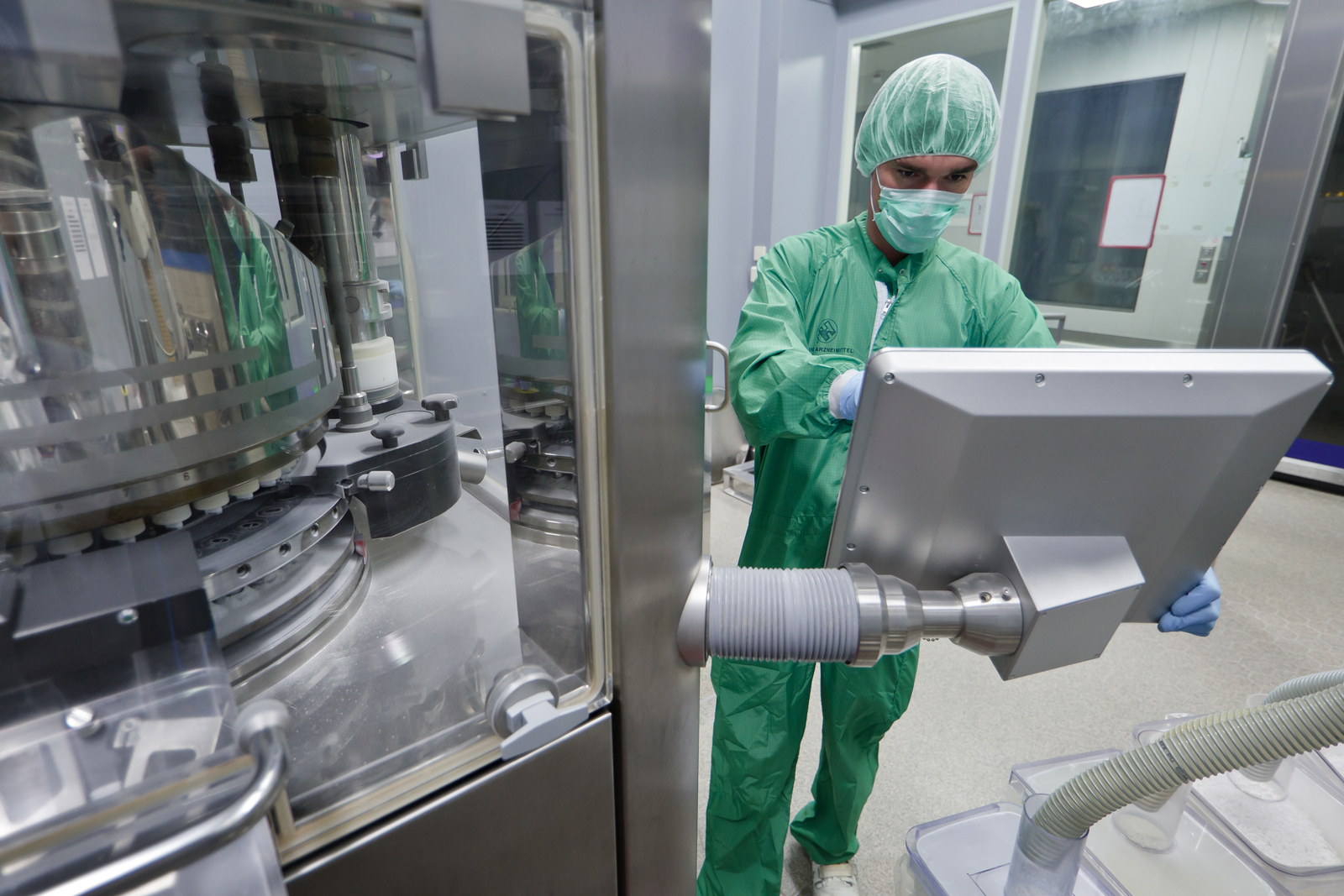 Mitarbeiter bei Produktion der Mantel-Kern-Tabletten
