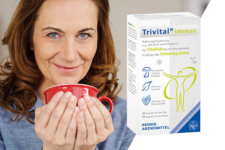 Trivital immun Verpackung neben Dame mit einer Tasse in der Hand